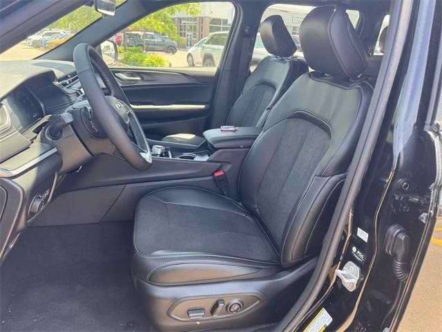 Photo of 2025 Diamond Black Jeep Grand Cherokee
