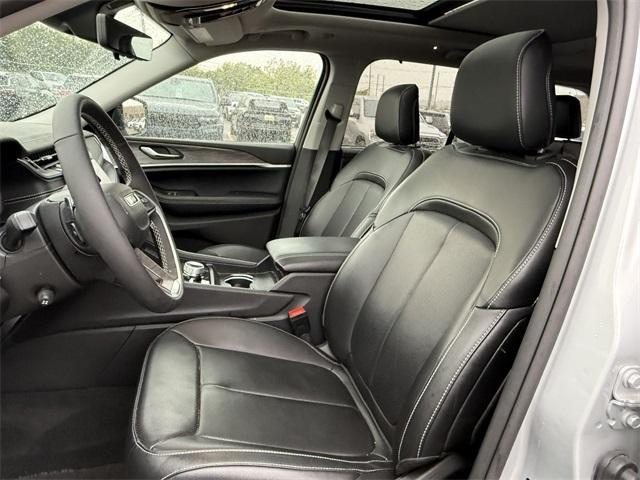 Photo of 2024 Silver Zynith Jeep Grand Cherokee