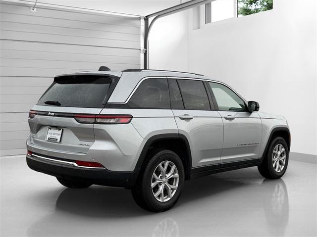 Photo of 2024 Silver Zynith Jeep Grand Cherokee
