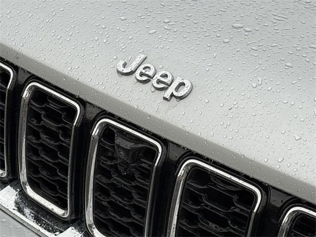 Photo of 2024 Silver Zynith Jeep Grand Cherokee