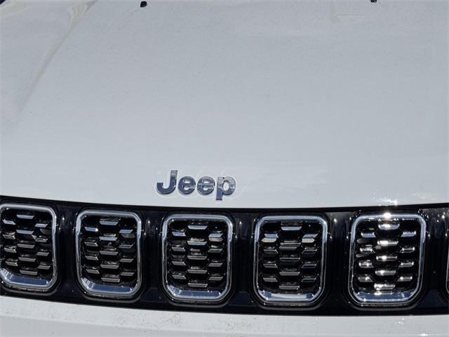 Photo of 2025 Bright White Clearcoat Jeep Compass