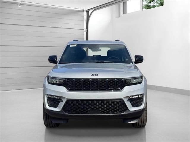 Photo of 2025 Silver Zynith Jeep Grand Cherokee