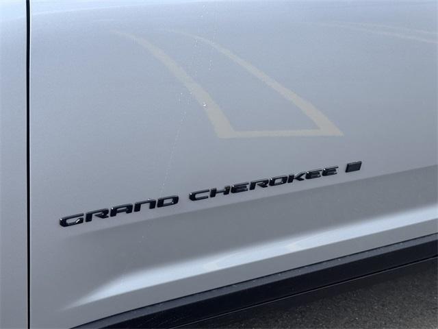 Photo of 2025 Silver Zynith Jeep Grand Cherokee