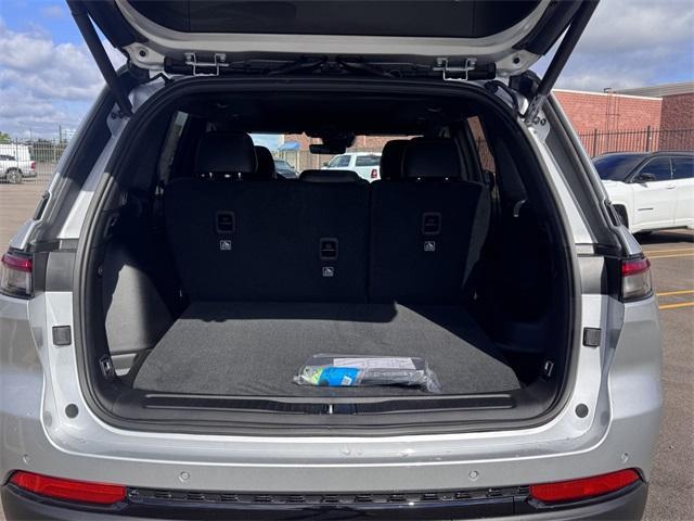 Photo of 2025 Silver Zynith Jeep Grand Cherokee