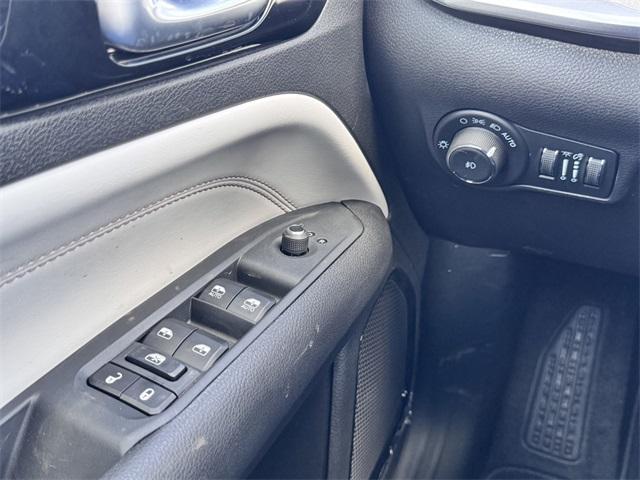 Photo of 2025 Bright White Clearcoat Jeep Compass