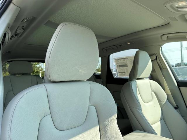 Photo of 2025 Onyx Black Volvo XC60