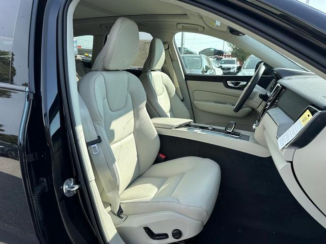 Photo of 2025 Onyx Black Volvo XC60
