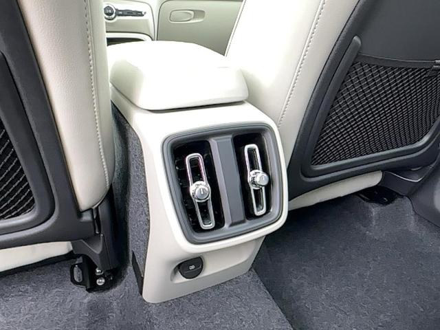 Photo of 2025 Crystal White Pearl Volvo XC40