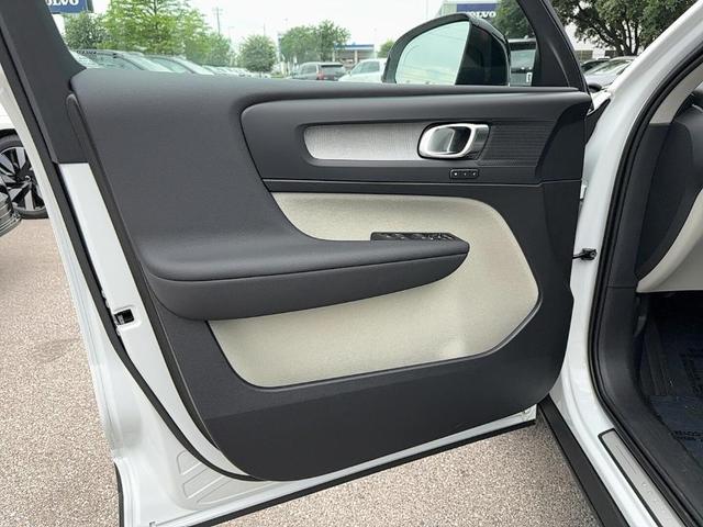 Photo of 2025 Crystal White Pearl Volvo XC40