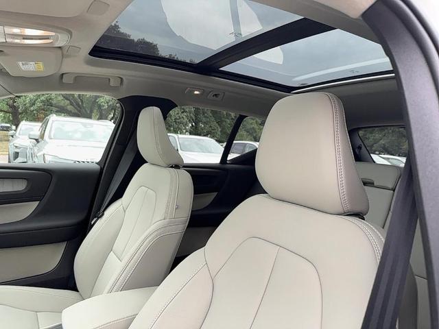 Photo of 2025 Crystal White Pearl Volvo XC40