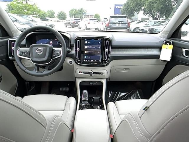 Photo of 2025 Crystal White Pearl Volvo XC40