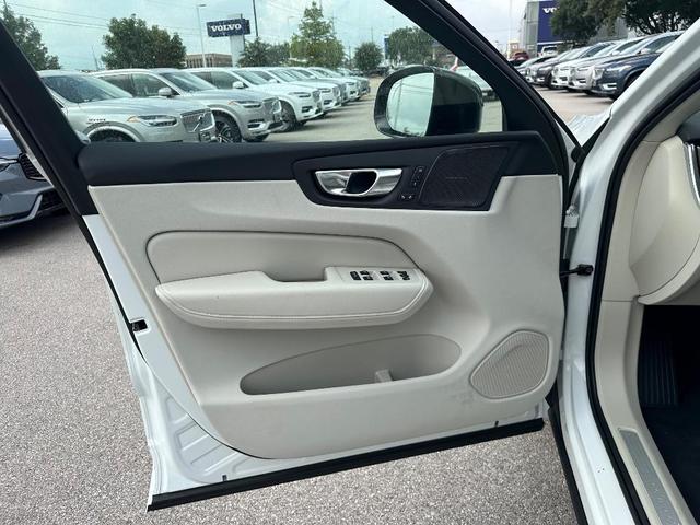 Photo of 2025 Crystal White Volvo XC60