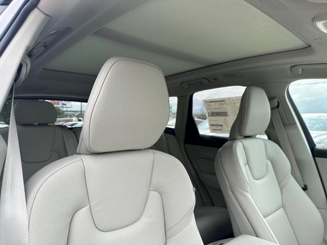 Photo of 2025 Crystal White Volvo XC60