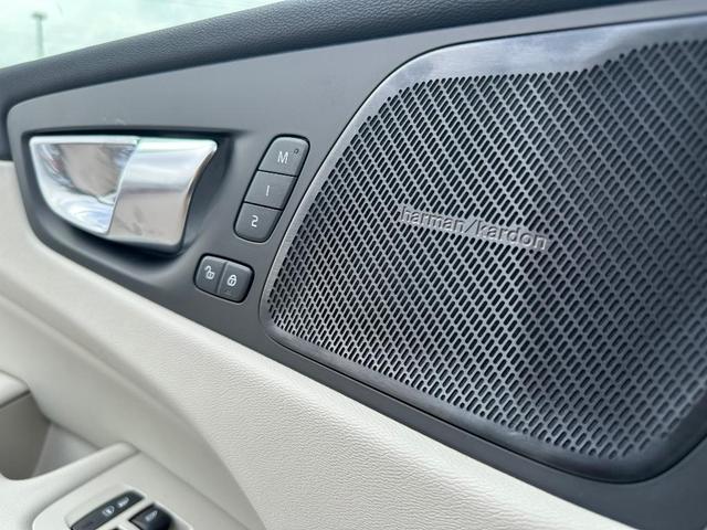 Photo of 2025 Crystal White Volvo XC60