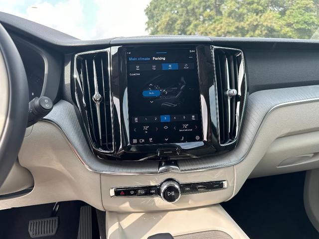 Photo of 2025 Crystal White Volvo XC60