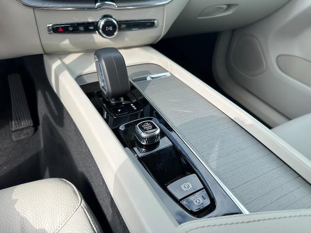Photo of 2025 Crystal White Volvo XC60