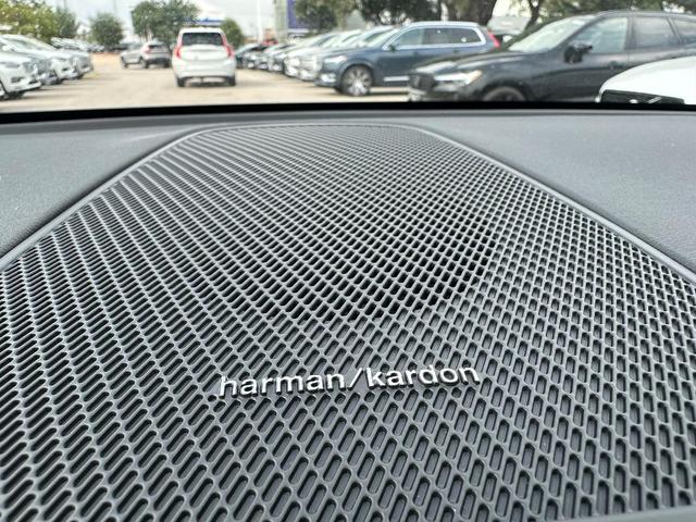 Photo of 2025 Crystal White Volvo XC60