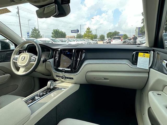 Photo of 2025 Crystal White Volvo XC60