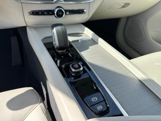 Photo of 2025 Onyx Black Volvo XC60