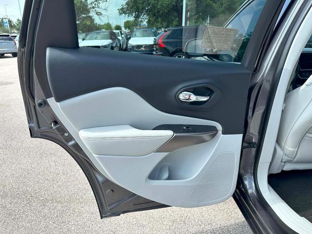Photo of 2019 Granite Crystal Clearcoat Metallic Jeep Cherokee