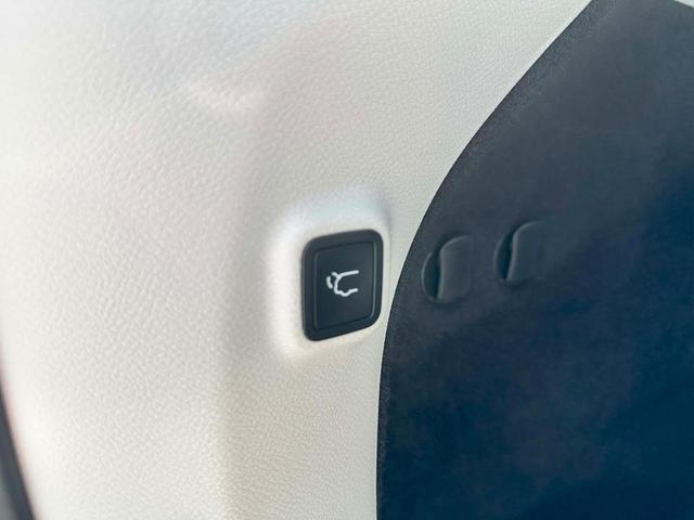 Photo of 2019 Granite Crystal Clearcoat Metallic Jeep Cherokee