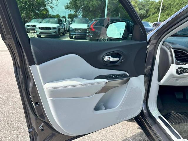 Photo of 2019 Granite Crystal Clearcoat Metallic Jeep Cherokee