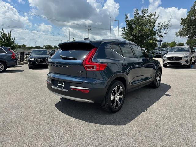 Photo of 2022 Denim Blue Volvo XC40