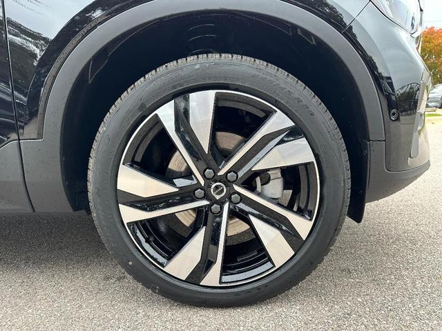 Photo of 2025 Onyx Black Volvo XC40