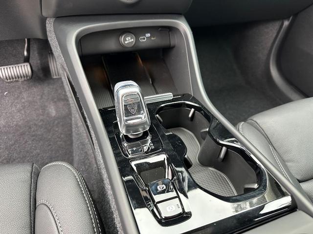 Photo of 2025 Onyx Black Volvo XC40