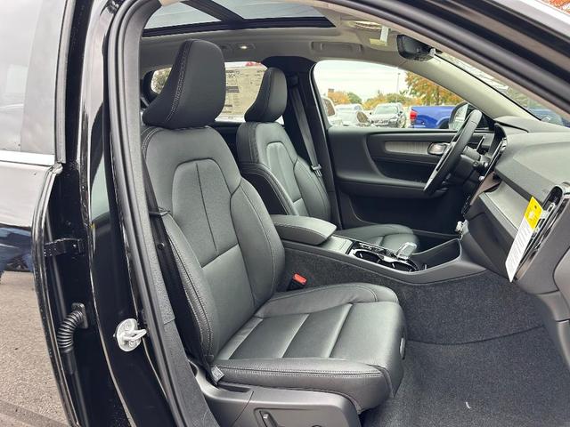 Photo of 2025 Onyx Black Volvo XC40