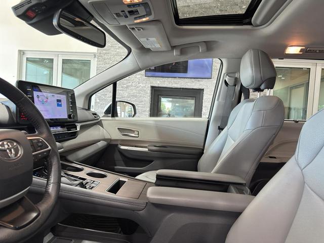Photo of 2022 Wind Chill Pearl Toyota Sienna