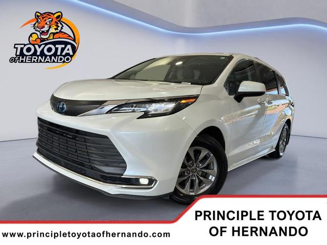 Photo of 2022 Wind Chill Pearl Toyota Sienna