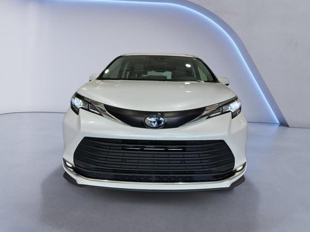 Photo of 2022 Wind Chill Pearl Toyota Sienna