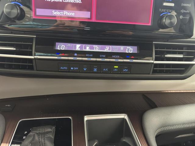 Photo of 2022 Midnight Black Metallic Toyota Sienna
