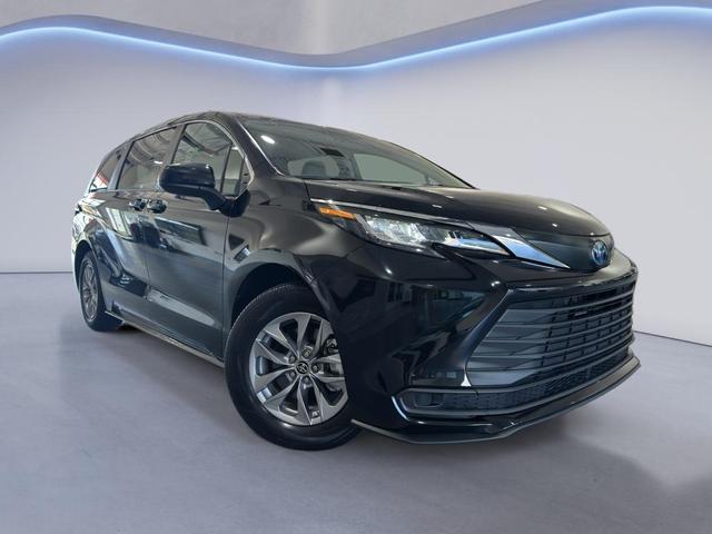 Photo of 2022 Midnight Black Metallic Toyota Sienna