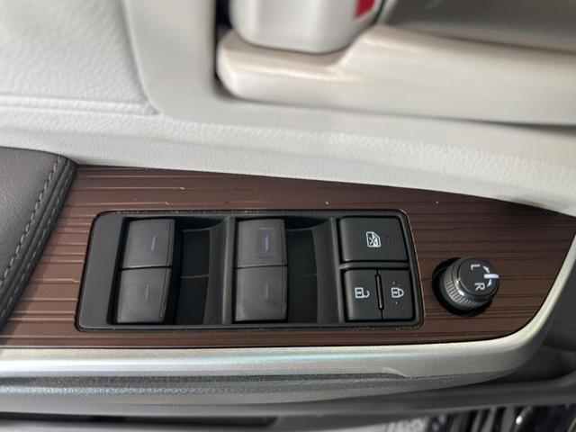 Photo of 2022 Midnight Black Metallic Toyota Sienna