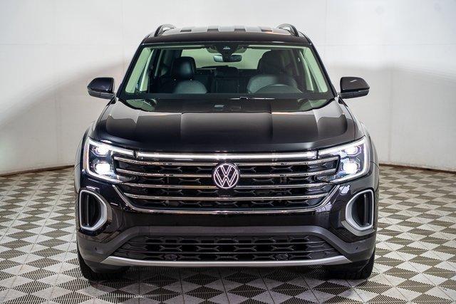 Photo of 2024 Deep Black Pearl Effect Volkswagen Atlas