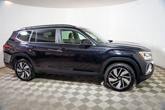 Photo of 2024 Deep Black Pearl Effect Volkswagen Atlas