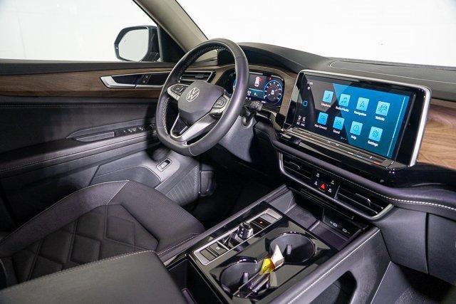 Photo of 2024 Deep Black Pearl Effect Volkswagen Atlas