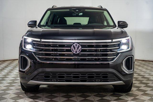 Photo of 2024 Deep Black Pearl Effect Volkswagen Atlas