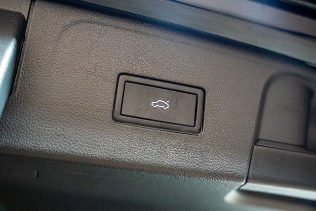 Photo of 2024 Deep Black Pearl Effect Volkswagen Atlas