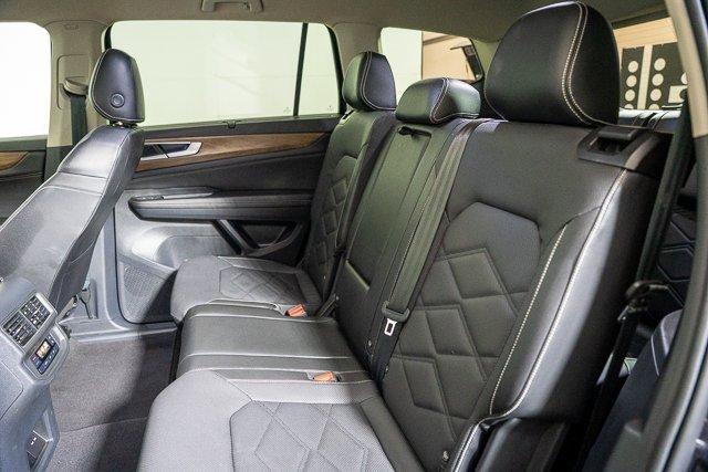 Photo of 2024 Deep Black Pearl Effect Volkswagen Atlas