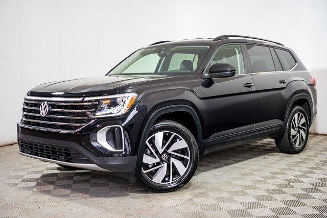Photo of 2024 Deep Black Pearl Effect Volkswagen Atlas