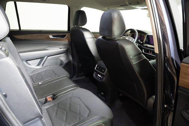 Photo of 2024 Deep Black Pearl Effect Volkswagen Atlas