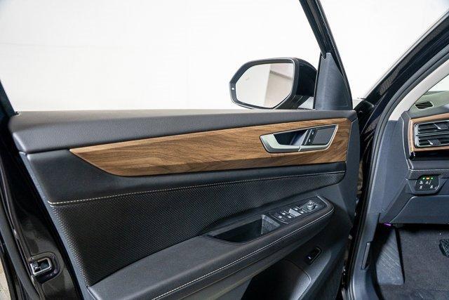 Photo of 2024 Deep Black Pearl Effect Volkswagen Atlas