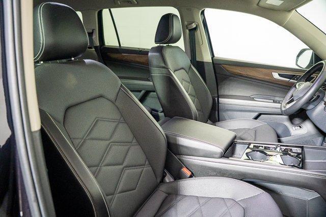Photo of 2024 Deep Black Pearl Effect Volkswagen Atlas