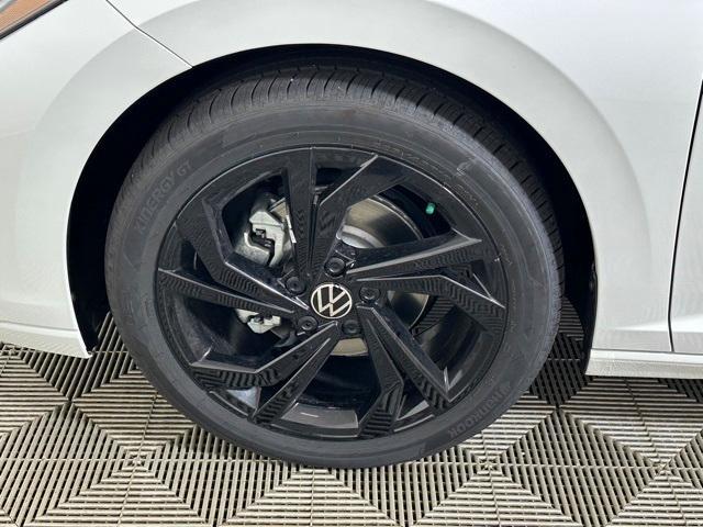 Photo of 2025 Opal White Pearl Effect Volkswagen Jetta
