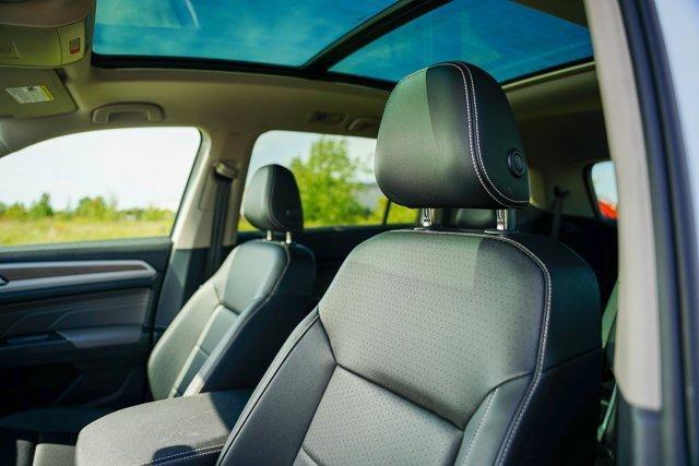 Photo of 2023 Opal White Pearl Effect Volkswagen Atlas