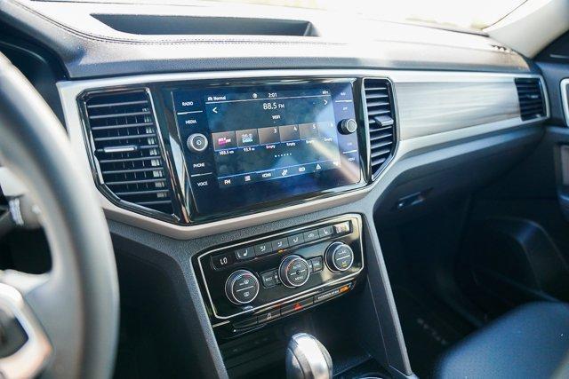 Photo of 2023 Opal White Pearl Effect Volkswagen Atlas