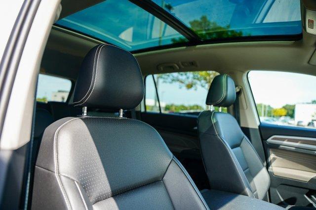 Photo of 2023 Opal White Pearl Effect Volkswagen Atlas